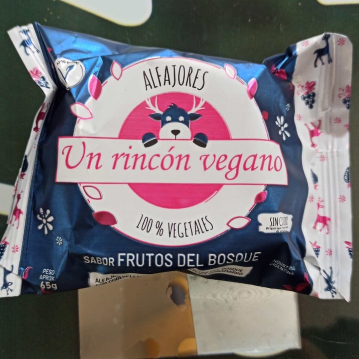 photo of Un Rincón Vegano Alfajor de Frutos del Bosque shared by @belenroman on  22 Oct 2022 - review