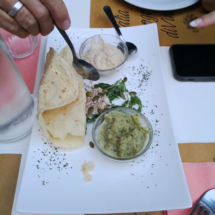 photo of Nirvana Ristorante Firenze Hummus accompagnato da chutney con stracchino veg e cialda indiana shared by @jinny on  23 Jun 2022 - review