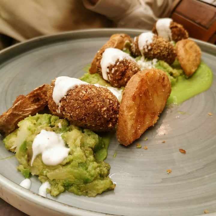 photo of Rifugio Romano Polpette proteiche su crema di broccolo con broccoli ripassati, patate croccanti e crema di anacardi shared by @carotinaa on  12 Apr 2022 - review