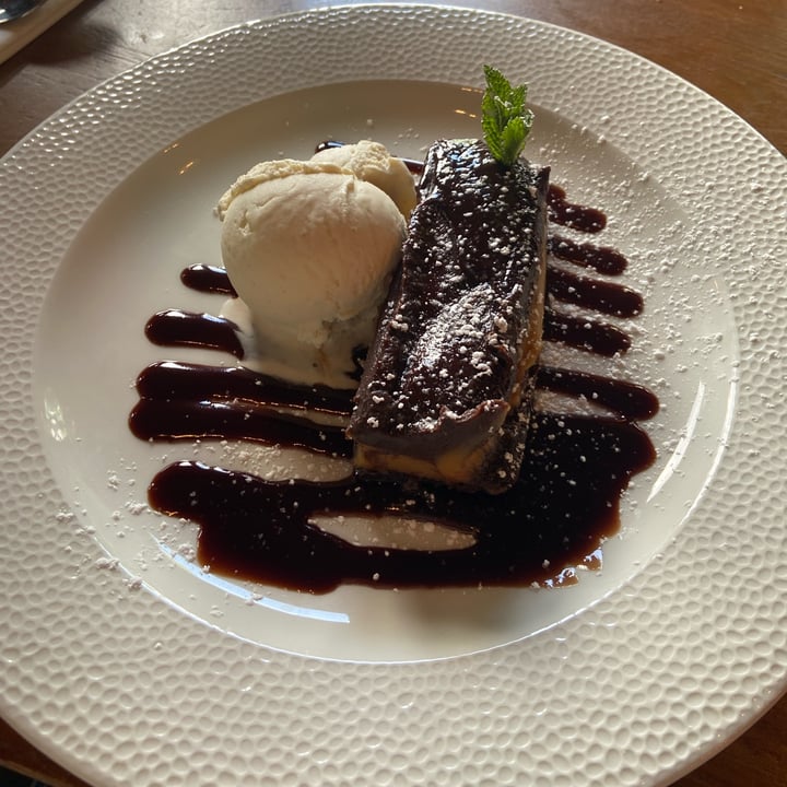 photo of Ferry Cookham SALTED CARAMEL BILLIONAIRES BAR shared by @hannah2003 on  17 May 2022 - review