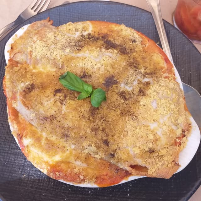 菜肴“Canelones de crêpes sin gluten rellenos de champiñones con salsa de tomate y bechamel”的照片