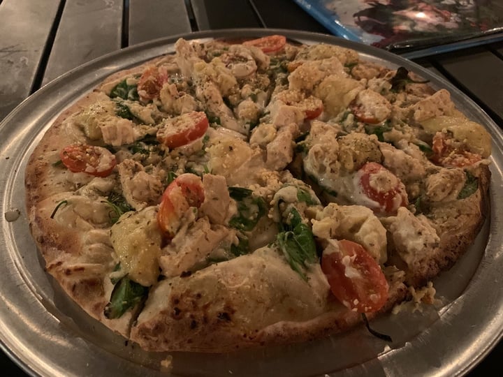 photo of Herbivores Chick’n Alfredo Pizza shared by @anchisparkle on  08 Jan 2020 - review