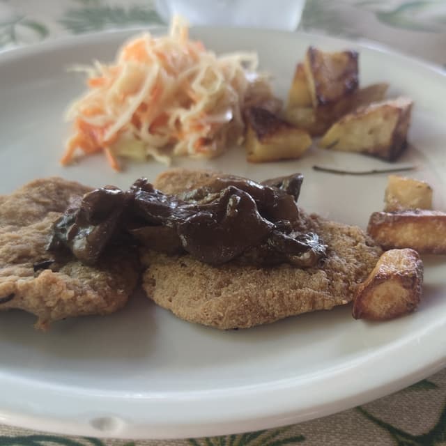 Photo of the dish “Cotolette Vegan con funghi patate arrosto e cole slaw”