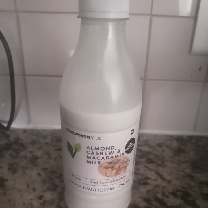 review photo of Woolworths Food Almond cashew & macadamia milk shared by @pavit2108 on 12 Jan 2022 - review