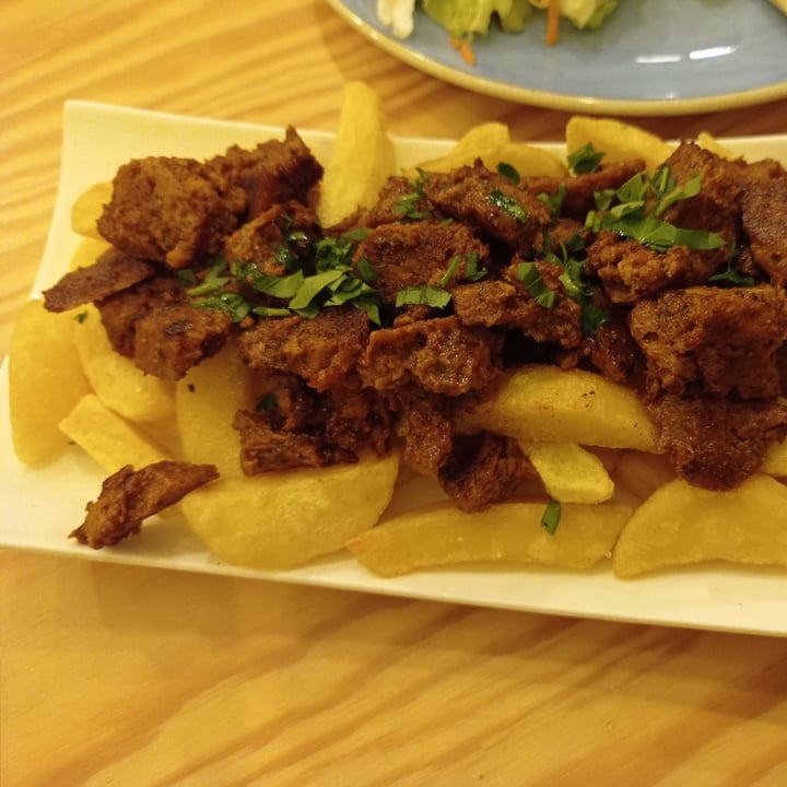 review photo of Entre Pedras Café Bar Vegano "Zorza" con patatas shared by @huellavegana on 17 Mar 2022 - review