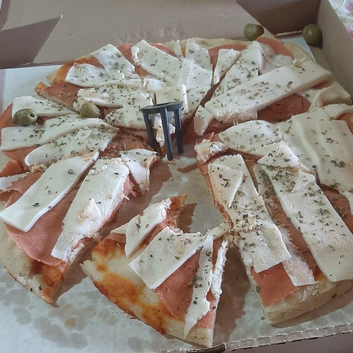 photo of Dieguito Pizza Vegana de Jamon Y Queso shared by @paulaescalante on  03 Mar 2021 - review