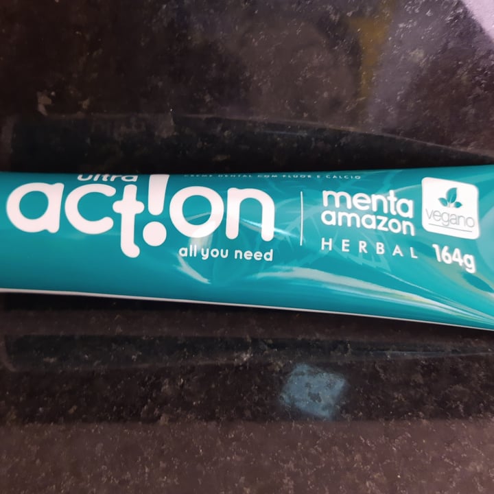 photo of Ultra action Creme dental de menta shared by @quequel on  06 May 2022 - review