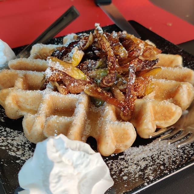 Photo of the dish “Waffle Con Crema Di Pistacchio, Fichi Freschi E Panna”