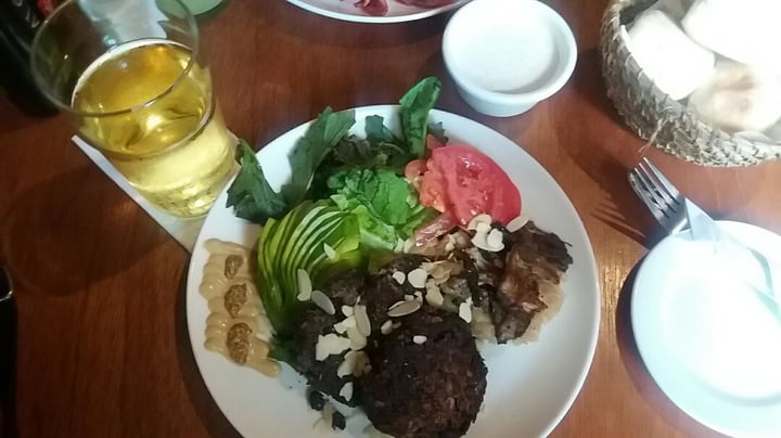 photo of El Growler Hamburguesa de porotos negros al plato shared by @ofeliapatronus on  03 Mar 2020 - review