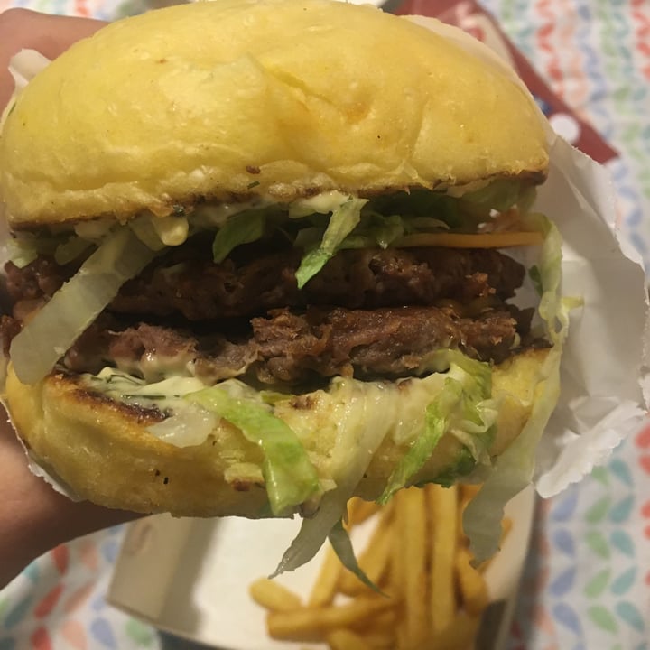 photo of VEGAN FOX Vegmac Burger shared by @evayufera on  20 Sep 2021 - review