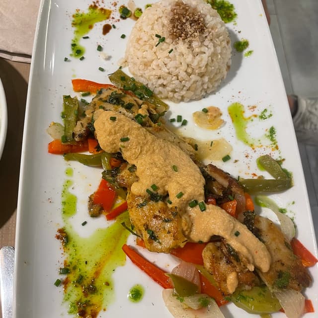 菜肴“Heura con verduras y salsa de cacahuete”的照片