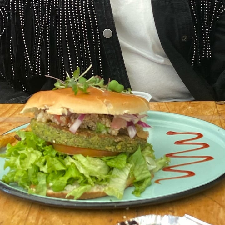 photo of Puro Zumo Hamburguesa Vegan Falafel shared by @allisoncamachg on  22 May 2022 - review