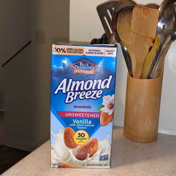 photo of Blue Diamond Almond milk unsweetened vanilla shared by @crazymoni5 on  15 Jan 2022 - review