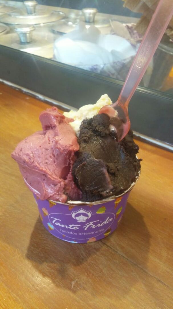 photo of Tante Frida Helado De Chocolate Amargo, Frambuesa Y Maracuya shared by @santiagobozzone on  25 Jan 2020 - review