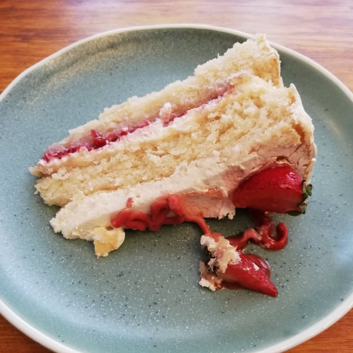 photo of Cornucopia Strawberry cake shared by @alessiopucci on  18 Oct 2022 - review