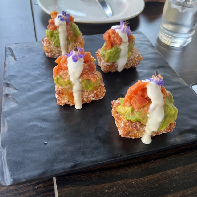 Foto del piatto “crispy rice tomato tuna”