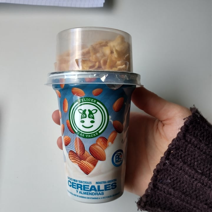 photo of Felices Las Vacas Yogurt de Almendras con Cereales shared by @julisadovsky on  29 Jun 2022 - review