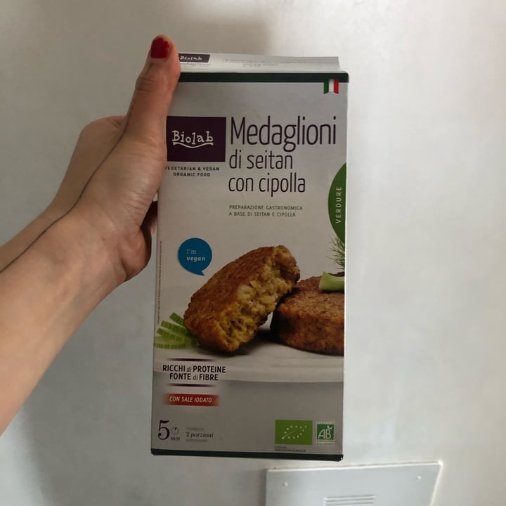 photo of Biolab Medaglioni di seitan alla cipolla shared by @lisasry on  07 Apr 2022 - review