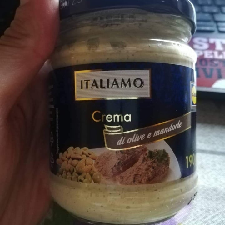 photo of Italiamo Crema di olive e mandorle shared by @vxvegan on  23 Oct 2021 - review