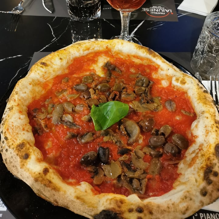 photo of Pizzeria Fratelli Iaiunese Sassuolo pizza rossa con funghi e olive shared by @nixandstuffs on  22 Nov 2022 - review
