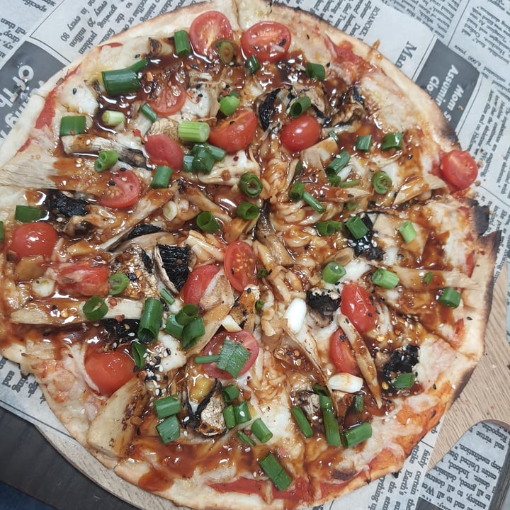 review photo of Vegan Streetfood Deli - Obs Sticky Asian BBQ Chick'n Pizza shared by @caitell on 17 Sep 2022 - review