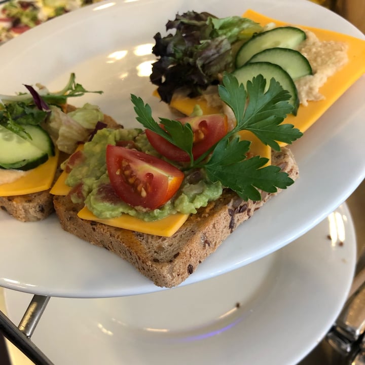 photo of Dorint City-Hotel Bremen Bread with Avocado & Tomato shared by @alessandraf on  13 Jul 2022 - review