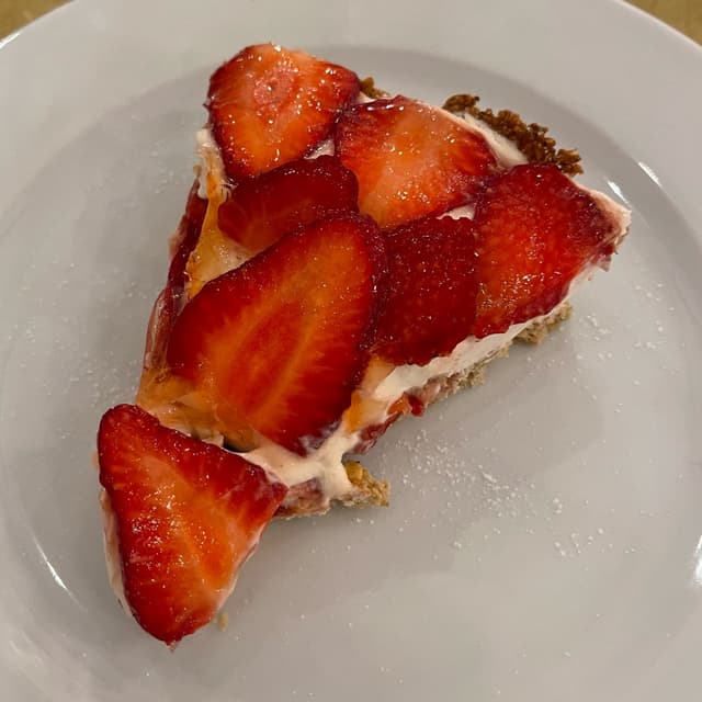 Foto do prato “torta con panna al cocco e fragole”