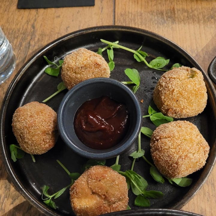 photo of OmNom Jalapeno poppers shared by @blairwaldorf on  29 Oct 2021 - review