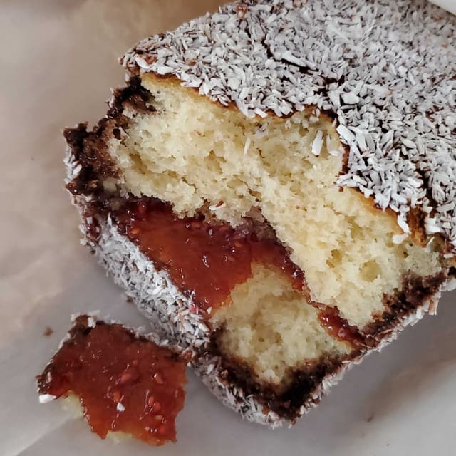 菜肴“jammy lamington”的照片