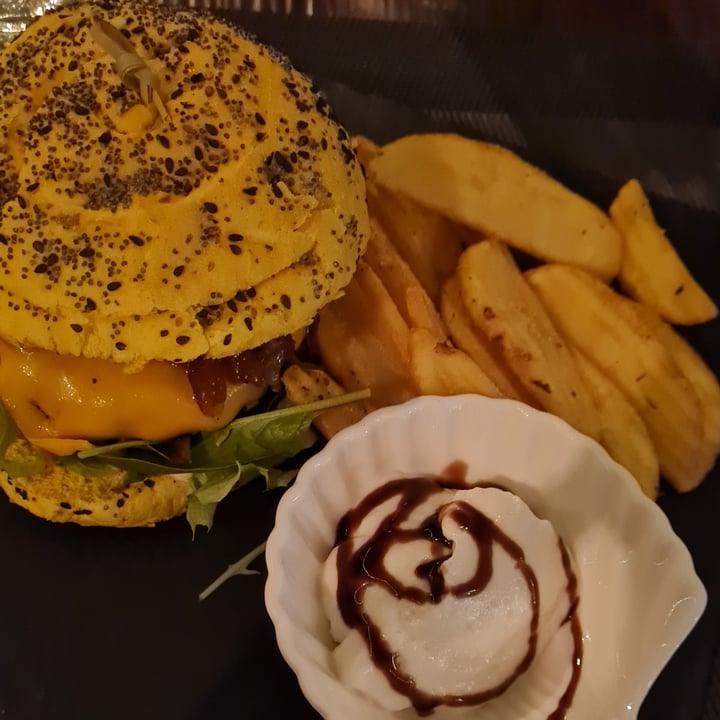 photo of Il Pangolino - Vegan Bistrot Beoynd Burger shared by @pizzarossa on  27 Nov 2021 - review