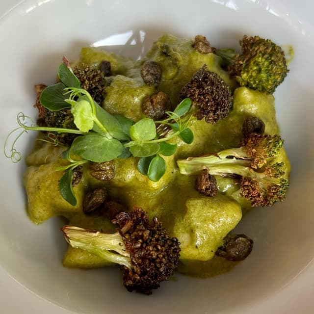 Photo of the dish “Gnocchi di patate, crema di pistacchio e spinacino, capperi fritti e broccoli arrostiti”