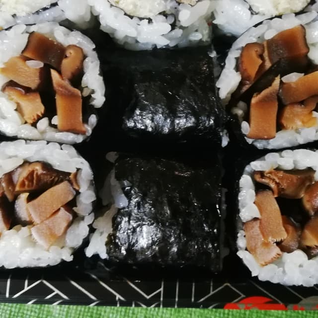 Foto do prato “Shiitake Mushroom Sushi”