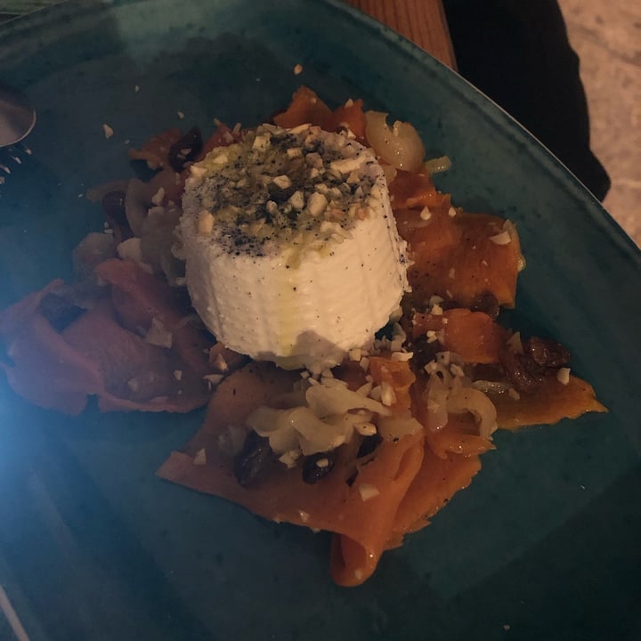 photo of Munz Munz biOstrot ricotta Di mandorle Con Zucca In Saor shared by @sarabiondo on  01 Oct 2022 - review
