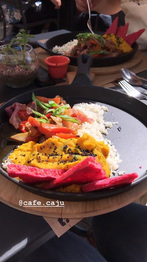 review photo of Café Cajú - Bakery & Restaurant - 100% Plant Based - Vegan Curry and veggies shared by @vary on 27 Nov 2019 - review