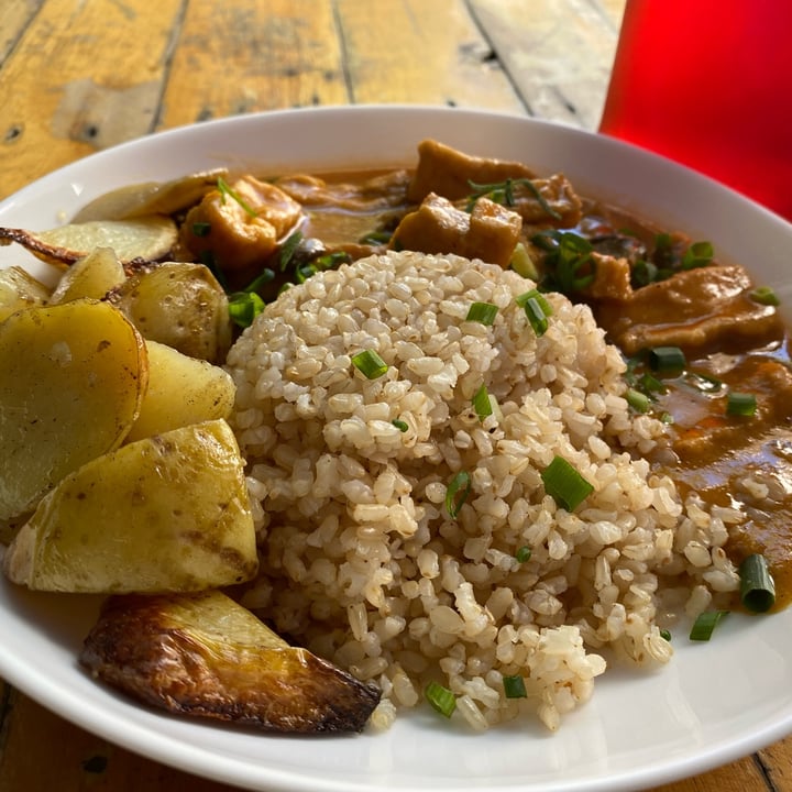 photo of Urbã Cozinha Vegana strogonoff de tofu com batata assada e arroz integral shared by @karingreco on  31 Aug 2022 - review