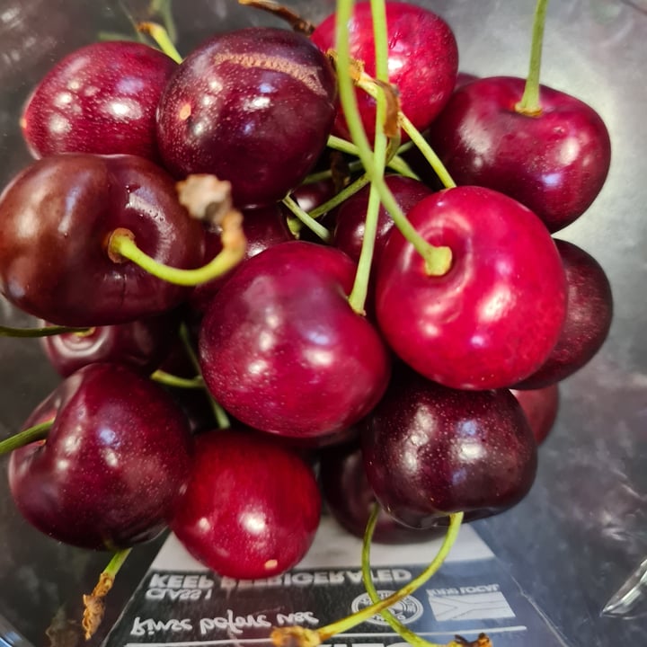photo of Woolworths Food Cherries shared by @veronicagroen on  09 Oct 2022 - review