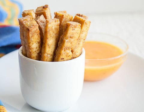 Receta con solo 3 ingredientes - Papitas fritas de tofu al horno con sriracha 