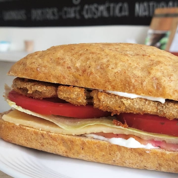 photo of Curry Green Market & Coffee Sandwich de seitan shared by @mamaferveg on  16 Nov 2020 - review