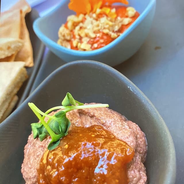 Foto del plato “Hojalbravas, Croquetas, Duo de Dips, Fiocchi De Pera”