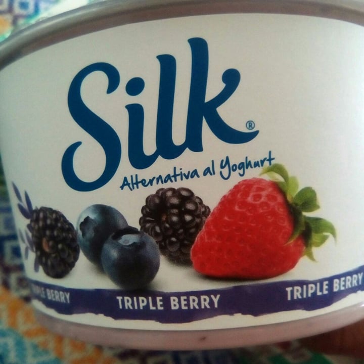 photo of Silk Triple Berry Alternative Yogurt shared by @juanalfredojimenez on  12 Dec 2019 - review