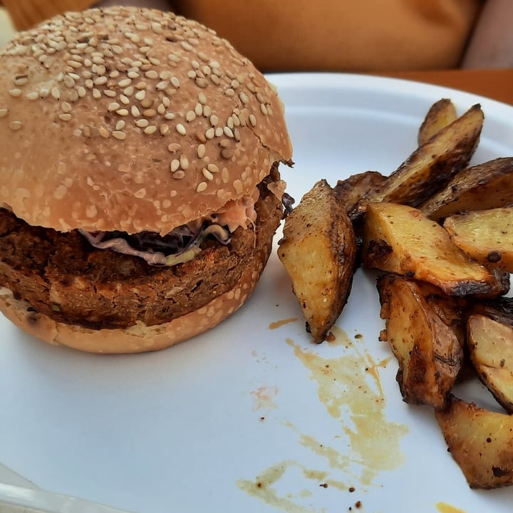 photo of Veg Eat gastronomia biologica da asporto Burger di ceci e patate shared by @saraborsati on  02 May 2022 - review
