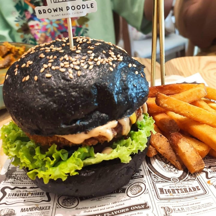 photo of Brown Poodle Cafe Charcoal Bun Burger shared by @cytan21 on  03 Nov 2022 - review