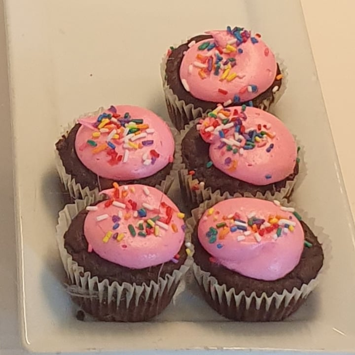 photo of Petunia's Pies & Pastries Chocolate Sprinkles Babycake shared by @paniwilson on  29 Jul 2021 - review