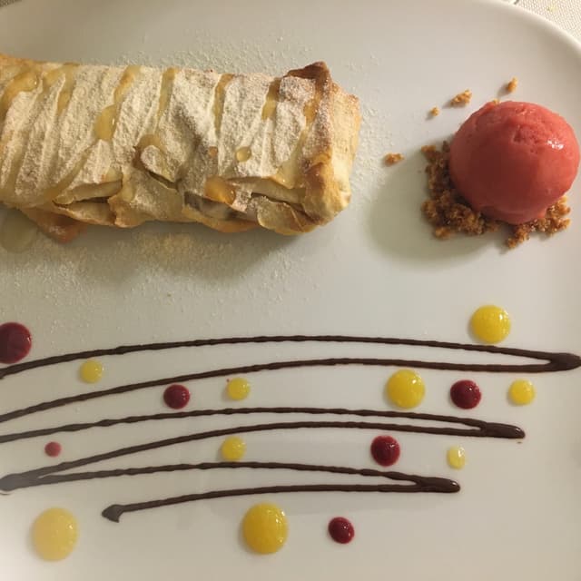 Foto del piatto “Strudel di carasau con mele cannella e goji”