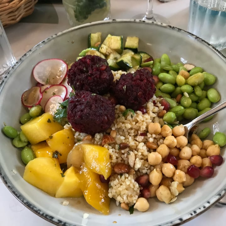 review photo of La Terrasse de Madame Poke bowl falafel shared by @yleniavita on 19 Dec 2022 - review