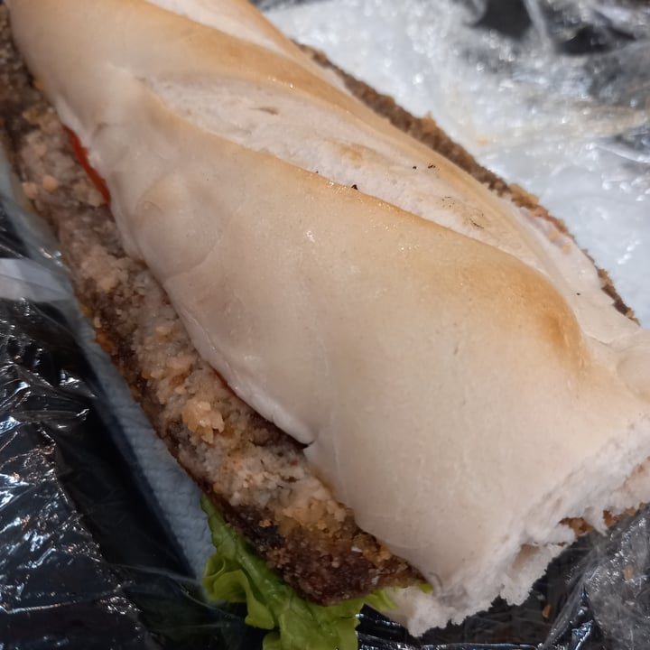 photo of Futuro Veggie Sandwich de milanesa de seitan completo shared by @vanimomoko on  30 Aug 2022 - review