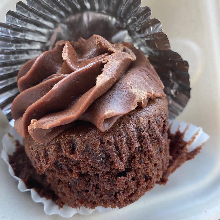 photo of SunCafe Double Chocolate Cupcake shared by @sophiaesperanza on  02 Apr 2021 - review