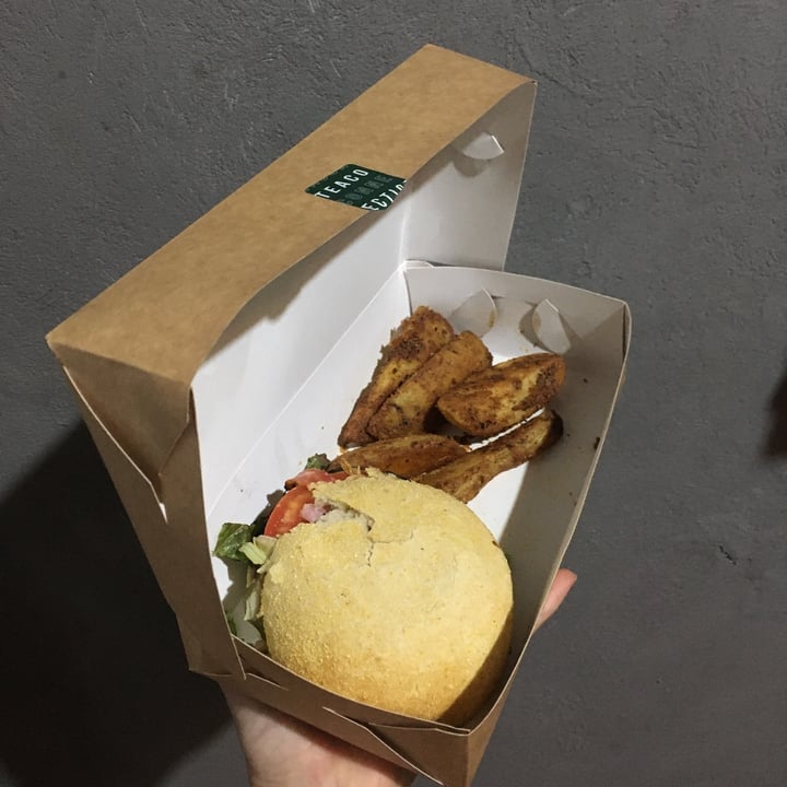 photo of Tea Connection Hamburguesa con papas shared by @lauchis on  13 Feb 2022 - review