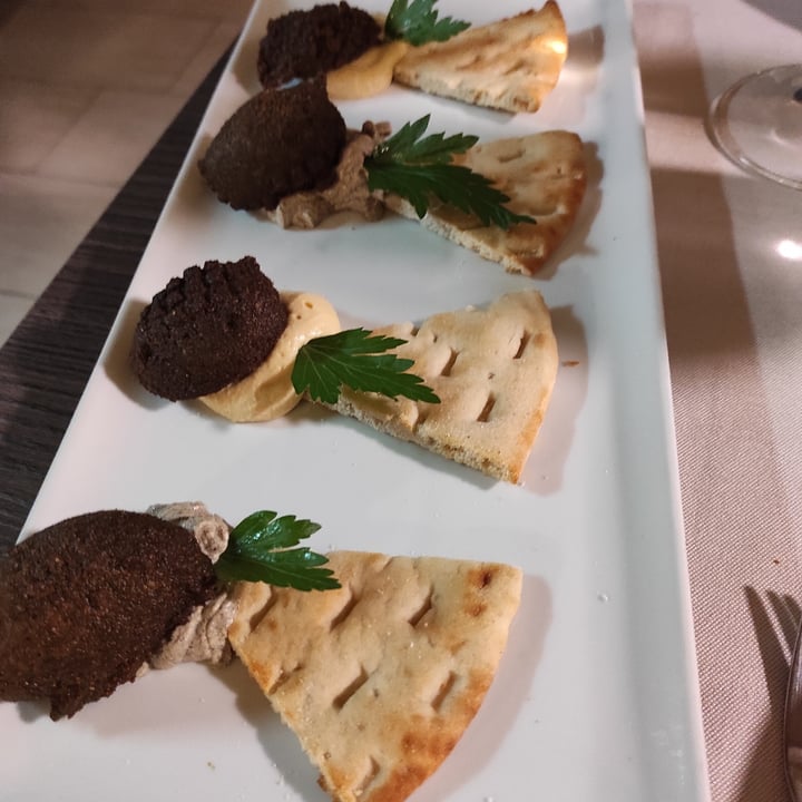 review photo of Pesto di Pistacchio Falafel Con Hummus E Babaganoush shared by @fedges on 05 Dec 2022 - review