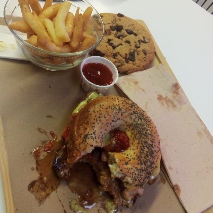 review photo of Quemedas Oviedo bagel Qmd vegano shared by @sineyrondon on 28 Oct 2022 - review